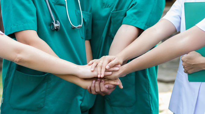 Equipe acolhendo paciente